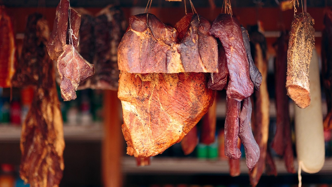 Cel mai scump Crăciun din ultimele două decenii. Cât ajung să coste produsele tradiționale în piețele din București