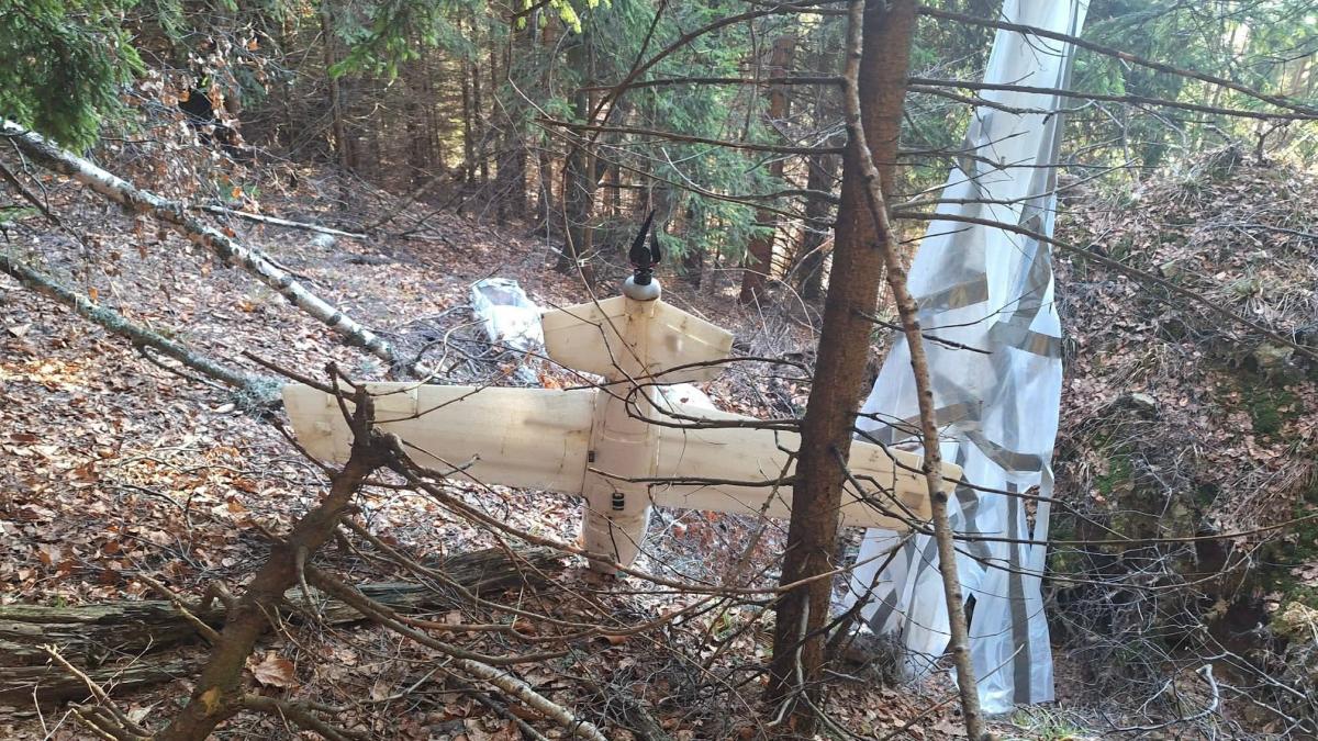 Alertă în Argeș. Dronă de mari dimensiuni, cu o parașută atașată, găsită în pădure. Parchetul General a intrat pe fir