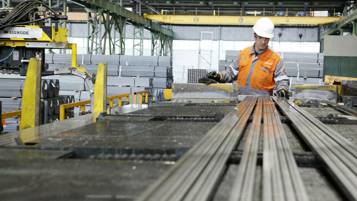 O cunoscută fabrică de țevi din Iași, cumpărată de Rinat Akhmetov, unul dintre cei mai bogaţi oameni din Ucraina