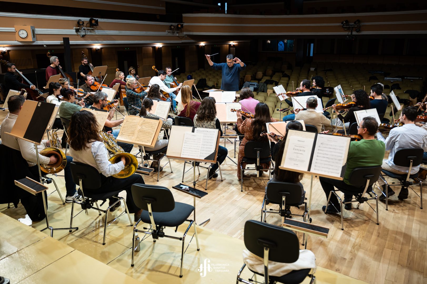 Filarmonica Banatul dezvăluie motivul pentru care a interzis colindele lui Radu Gyr: „A fost condamnat pentru crime de război în anul 1945. Decizia respectă un gest de responsabilitate instituțională”