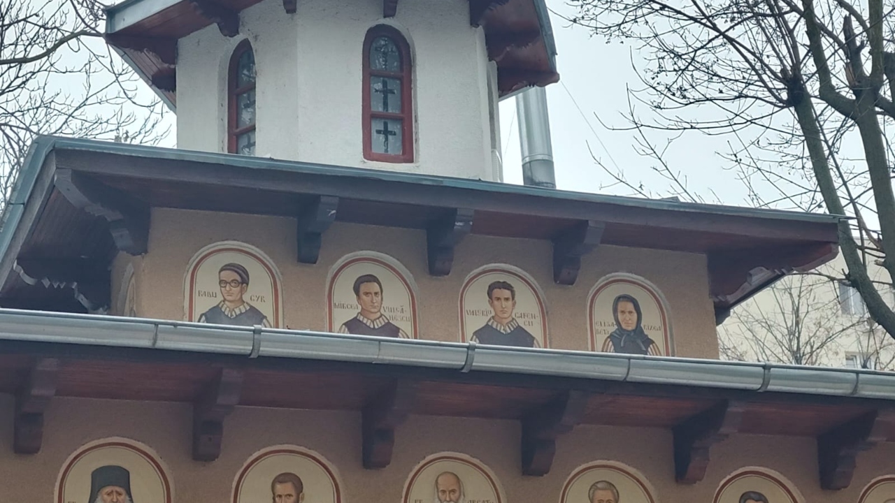 Arhiepiscopia Bucureștilor a dispus ștergerea portretelor lui Radu Gyr și Mircea Vulcănescu de pe o capelă din Capitală. Figurile controversate, înlocuite cu sfinți canonizați recent