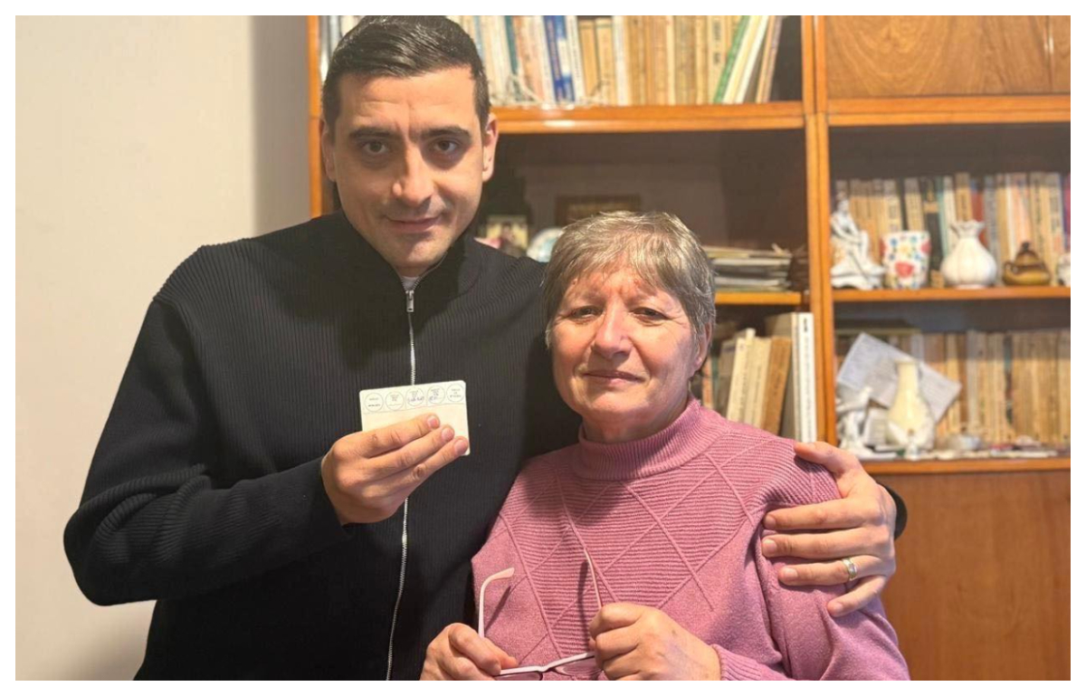 Fotografie rară cu George Simion alături de mama sa. Mesajul liderului AUR în ziua alegerilor pentru Primăria Capitalei
