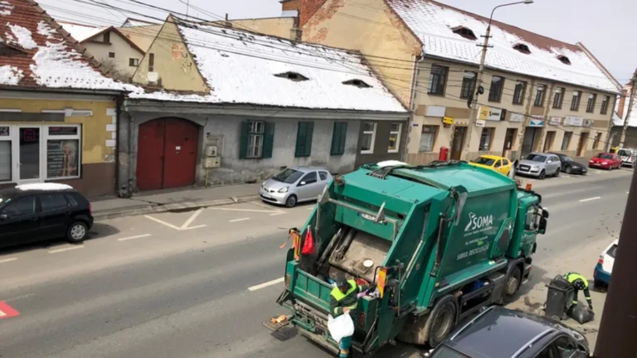 Taxă de trei ori mai mare la gunoi pentru persoanele prinse fără contract. Cum va ajunge o singură persoană să plătească peste 100 de lei
