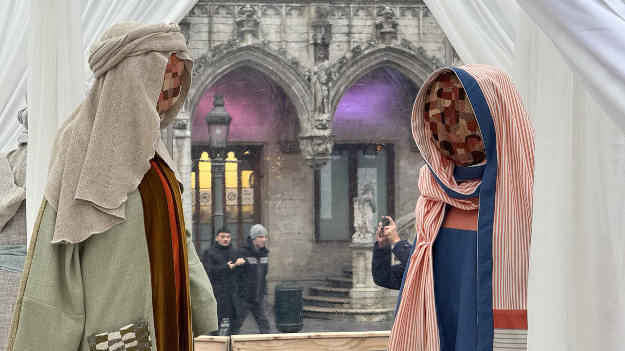 Scena Nașterii Domnului fără chipuri a provocat un val de furie la Bruxelles: „Este o inepţie şi o insultă”. Primarul le cere oamenilor să rămână calmi