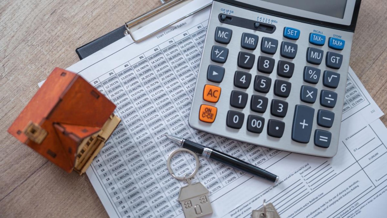 DOCUMENT Impozitele pe locuințe vor exploda în 2026: majorări de până la 80% și schimbări importante în cazul autoturismelor