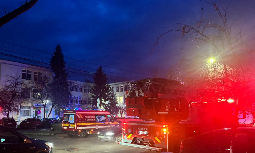 Plan roşu de intervenţie. Incendiu la secția de Psihiatrie a Spitalului Județean Deva. 26 de pacienți evacuați