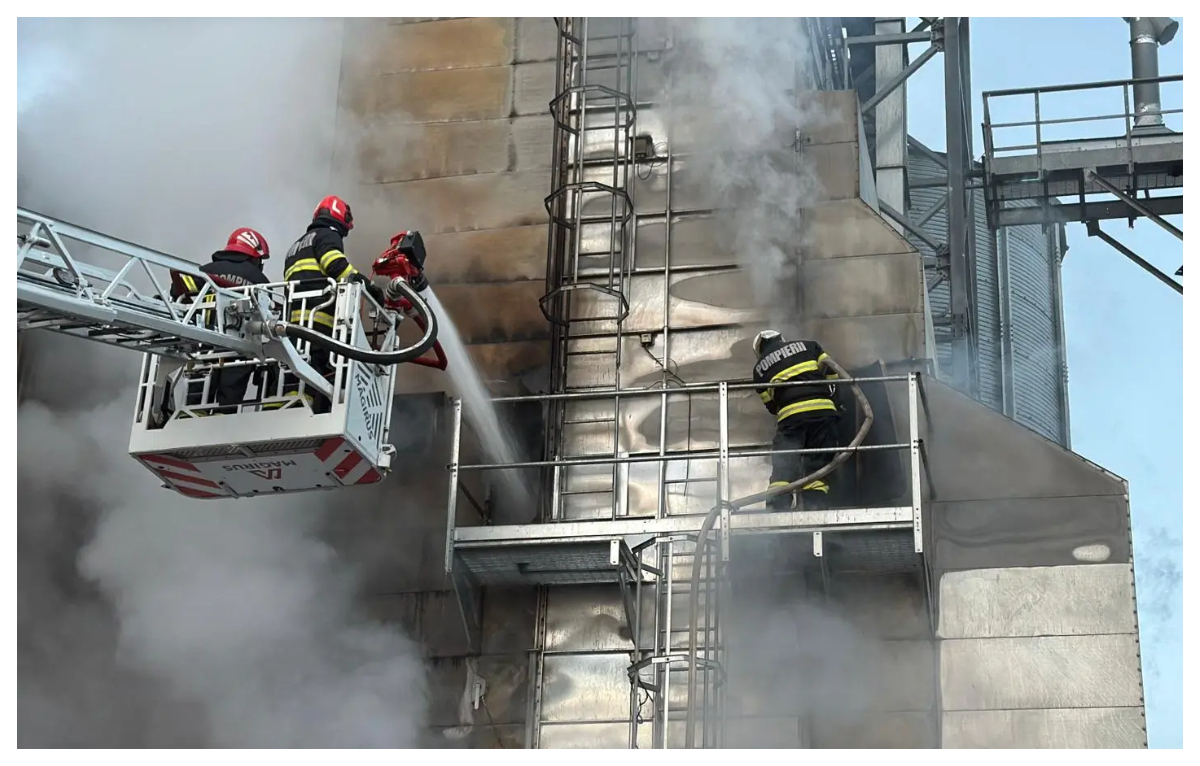 Incendiu violent, intervenţie grea pentru pompieri miercuri dimineaţă VIDEO