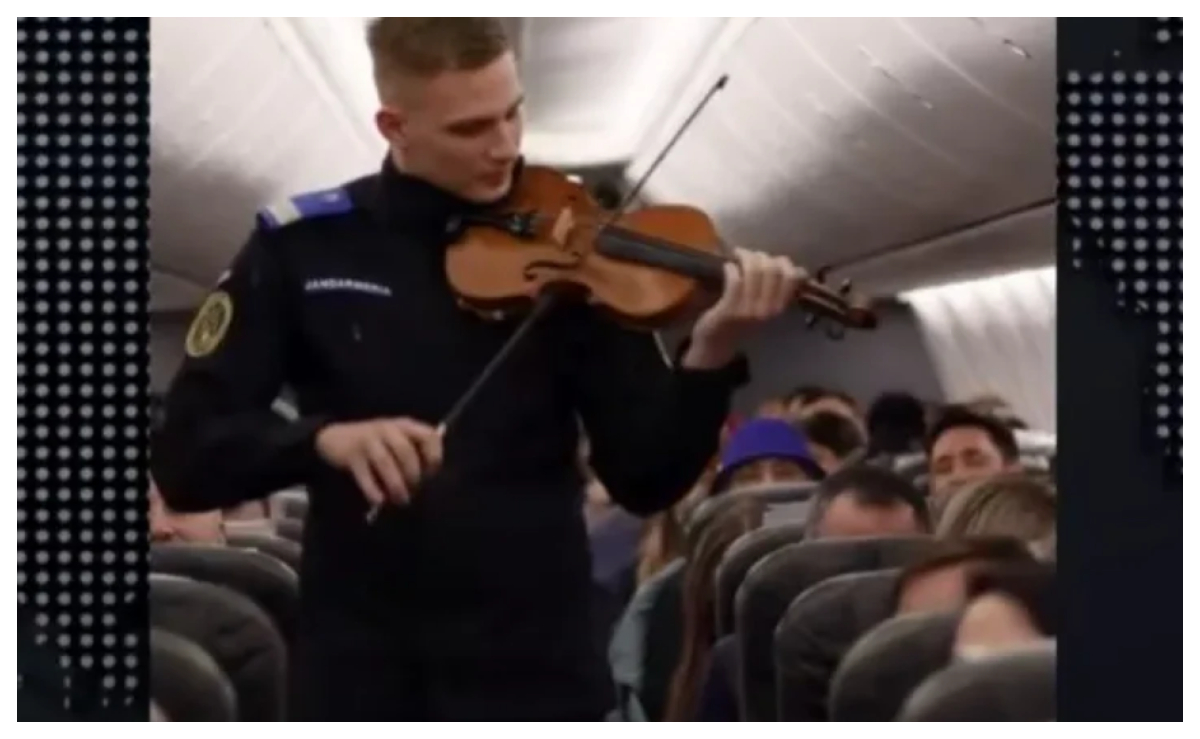 Moment emoționant în timpul unui zbor Tarom, după ce un jandarm cântă ”Deșteaptă-te române”. Cine e tânărul care a impresionat o țară întreagă