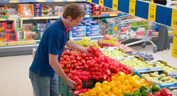 Ce salariu are un lucrător comercial faţă de un director de magazin. Câţi bani se câştigă în comerţ