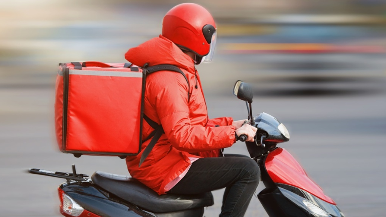 Un livrator de mâncare și-a pierdut jobul după ce aplicația pe care o folosea nu îi mai recunoștea chipul