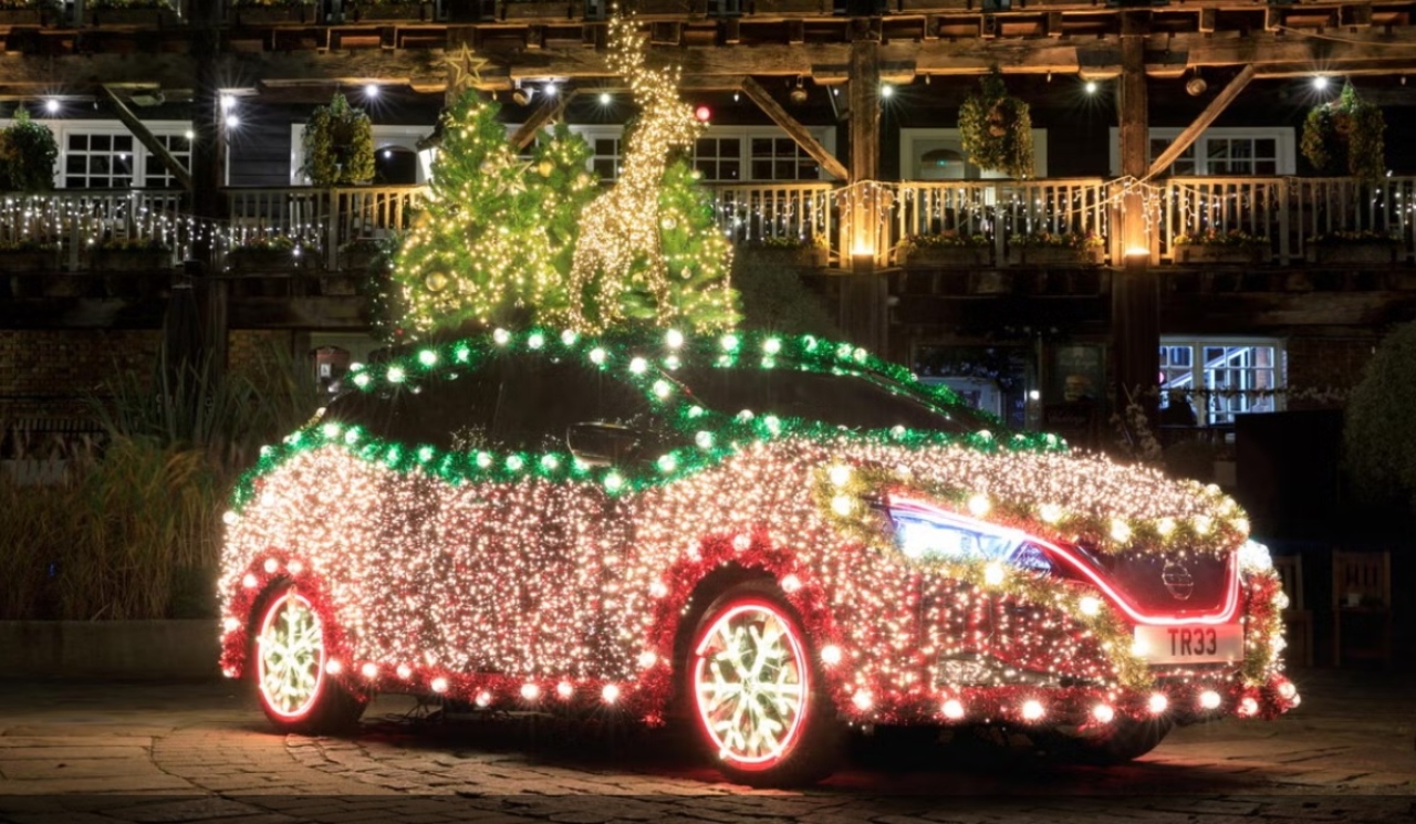 Amenzi uriașe pentru cei care își transformă mașina în pom de Crăciun. Este ilegal!