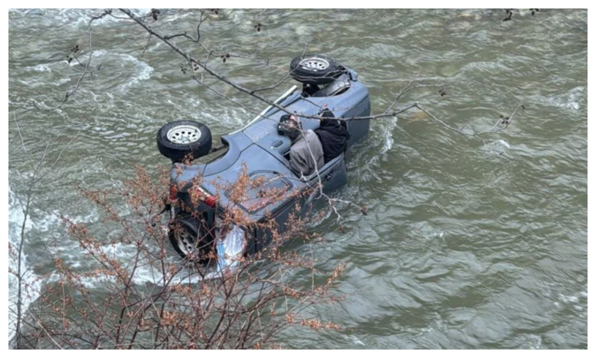 Accident grav pe Defileul Jiului. Mașina în care se aflau un preot și o măicuță a ajuns în râu