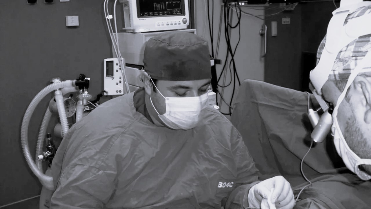 Dezvăluirile făcute de colegii lui Ovidiu Cîrstina, medicul chirurg care a murit în timp ce consulta un pacient: „Acum nu a fost vorba de epuizare”