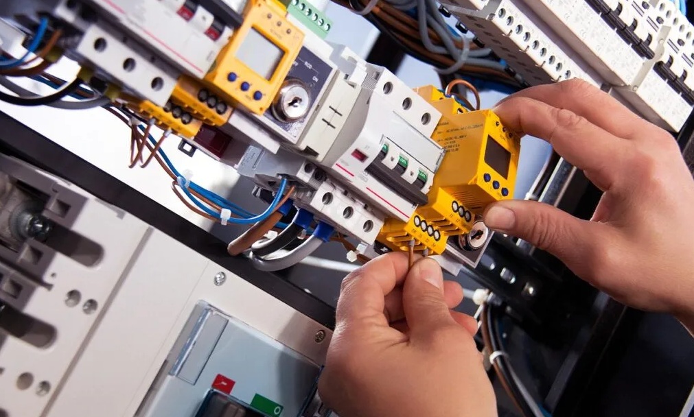 Meseriile de instalatori și electricieni, la mare căutare. Tinerii nu mai vor locuri de muncă amenințate de AI