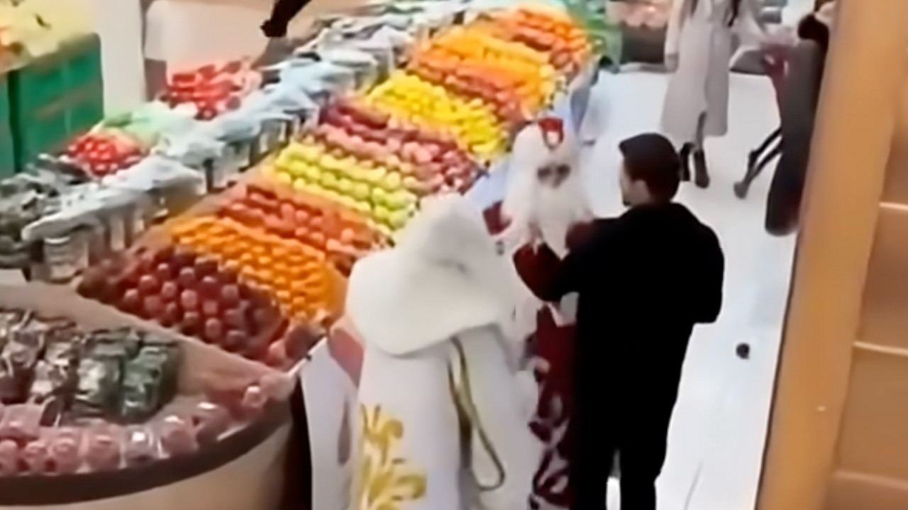 Cascadorii râsului: Doi Moși Crăciun s-au luat la bătaie într-un supermarket – VIDEO