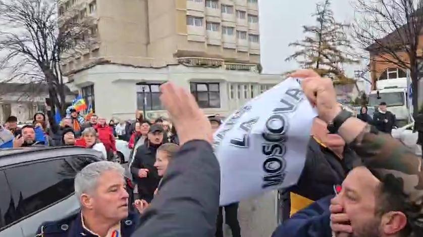 Bărbatul care i-a strigat lui Călin Georgescu ”marș la Moscova” susține că a fost agresat de fanii liderului ”suveranist”: ”Călin Georgescu este un trădător de țară”