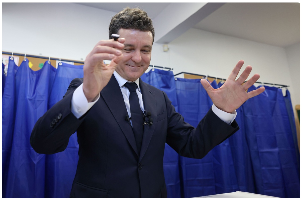 Nicușor Dan, primele declarații după ce a votat: „Am votat pentru cineva de care sunt sigur că nu se apropie de zona de corupție și de mafia imobiliară care e extrem de tentantă la Primăria Capitalei” / ”De mult nu am mai votat pentru altcineva în afară de mine”