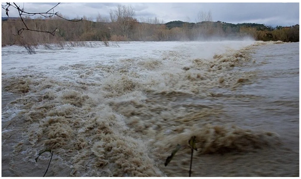 Alertă lângă București! Poduri rupte de viitură după golirea Barajului Mihăilești. Localnicii sunt speriați de inundații VIDEO