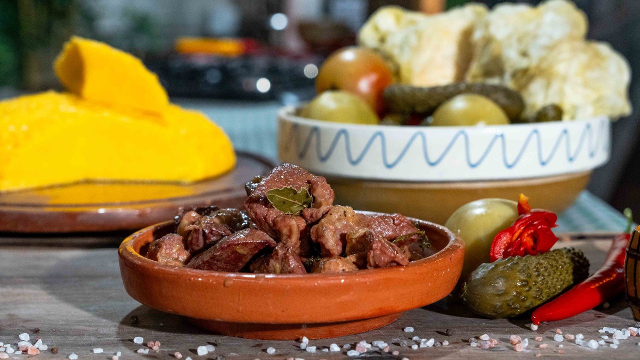 Pomana porcului, ritualul care adună familia la masă înainte de Crăciun. Ce semnificație are tradiția și cum se gătește rețeta autentică