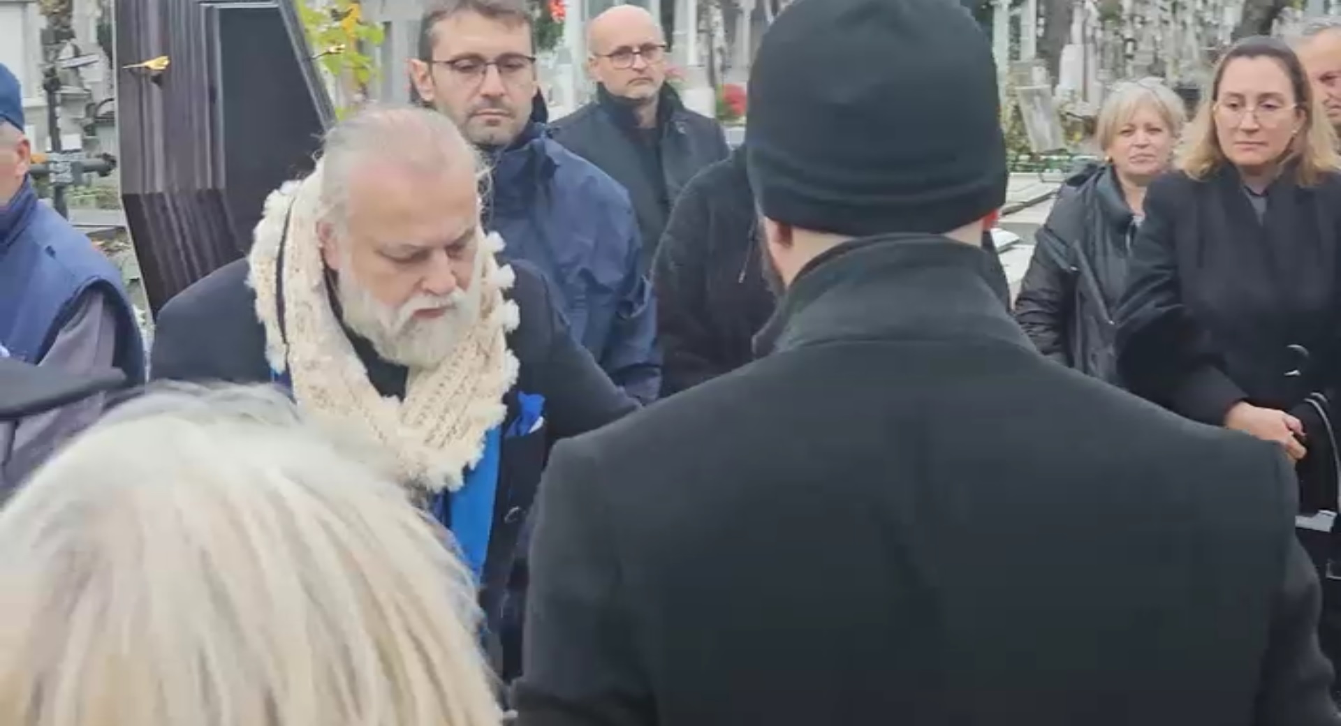 EXCLUSIV – Cine e răspopitul care a cântat la căpătâiul ministrei Rodica Stănoiu la cimitir. Ea a reclamat că i-au dispărut acte de proprietate, înainte de deces