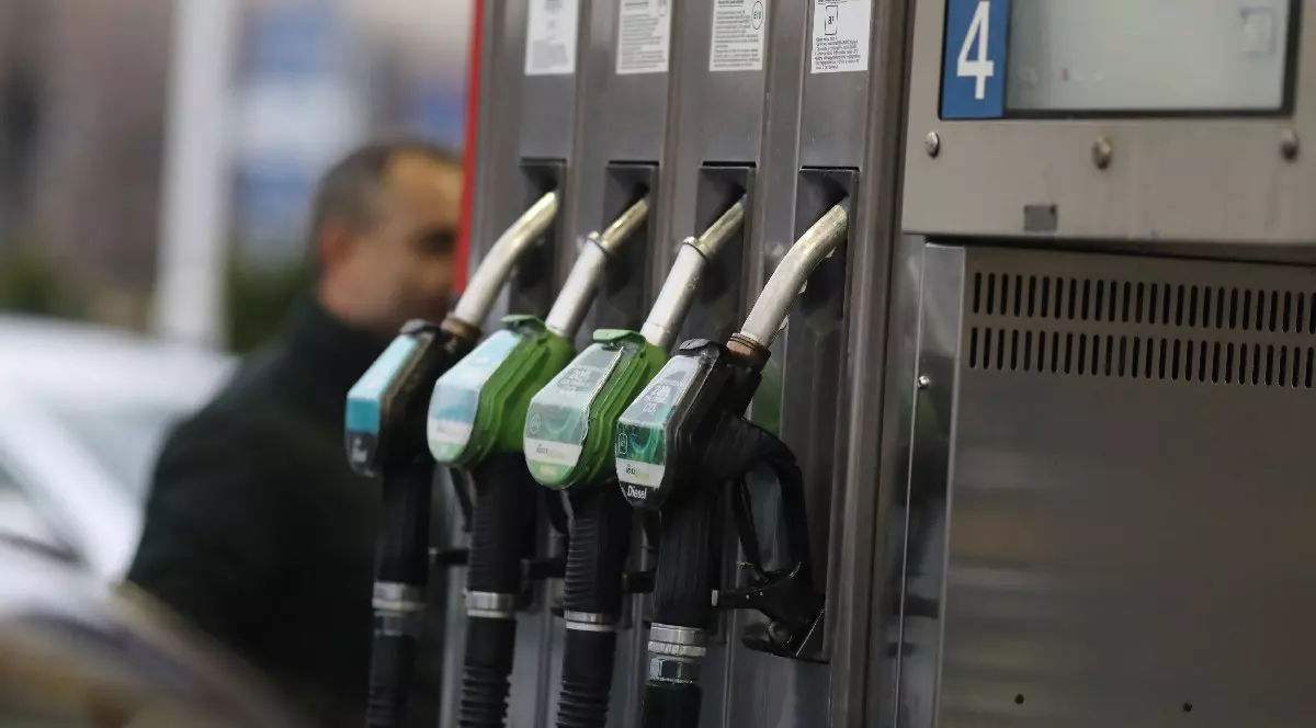 Benzina și motorina se scumpesc, din nou, de la 1 ianuarie. Cât va trebui să plătească românii pentru carburant