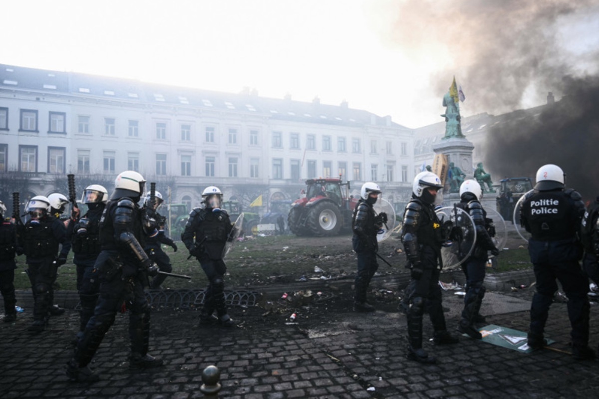 Protest masiv la Bruxelles, în ziua summitului la care participă și Nicușor Dan. Bătăi cu poliția, incendieri și tunuri cu apă. Parlamentul European, evacuat de urgență