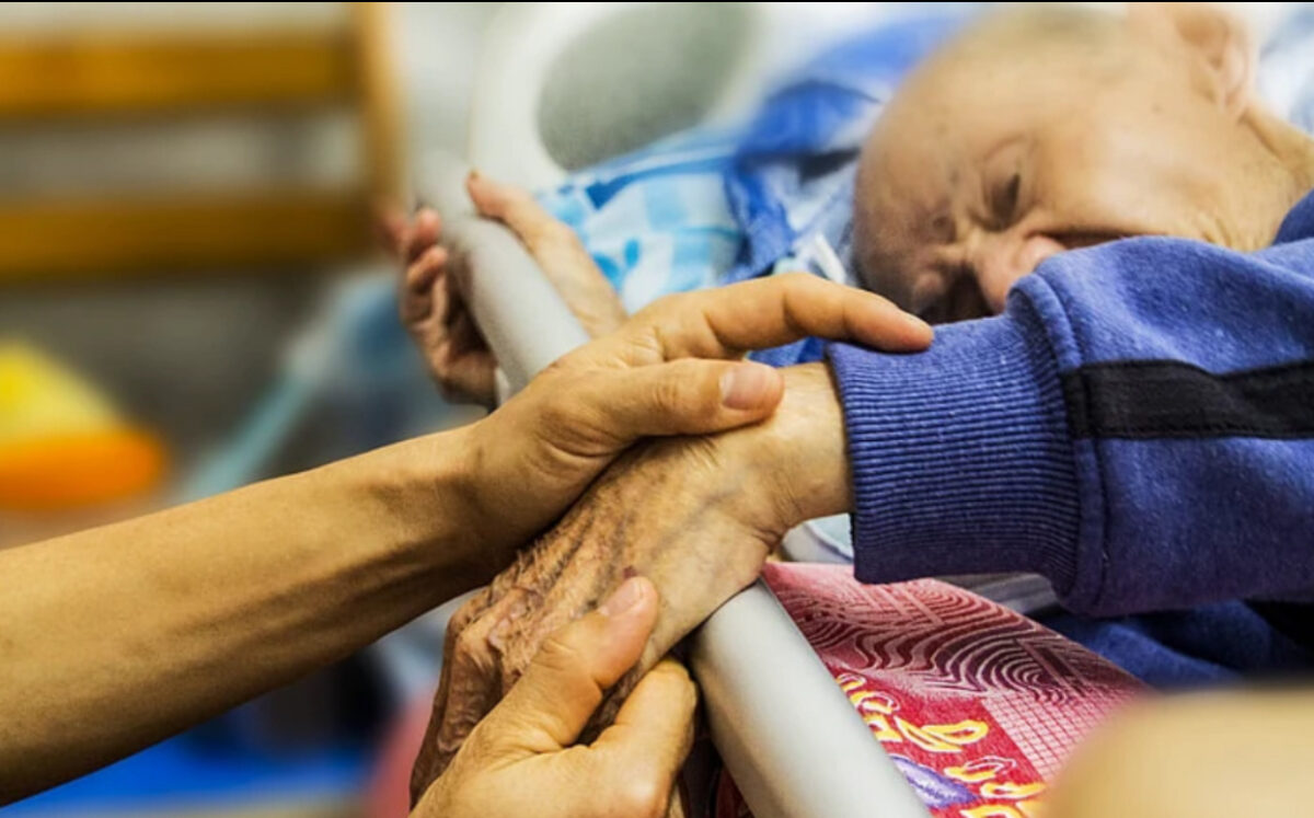 Bătrâni cazați într-o mizerie greu de descris într-o casă privată din Timiș, internați cu râie în spitalele din Timișoara. Erau îngrijiți de asiatici fără nicio pregătire medicală