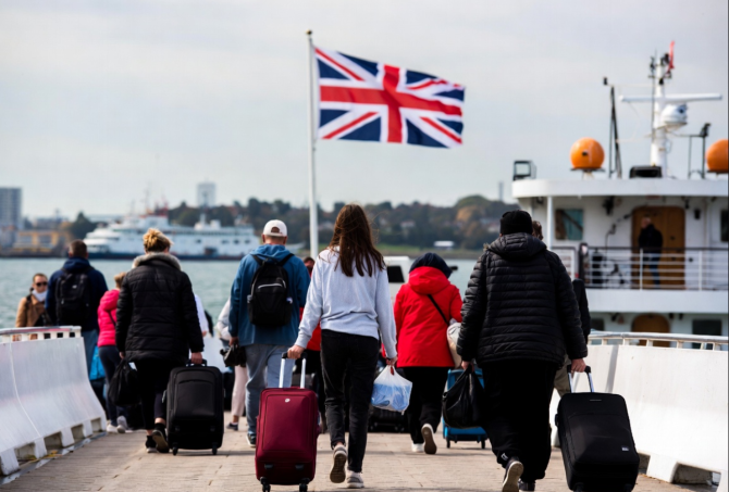 Marea Britanie nu mai este atractivă pentru români. Marele exod este pe sfârșite, mai mulți pleacă din Regatul Unit decât vin