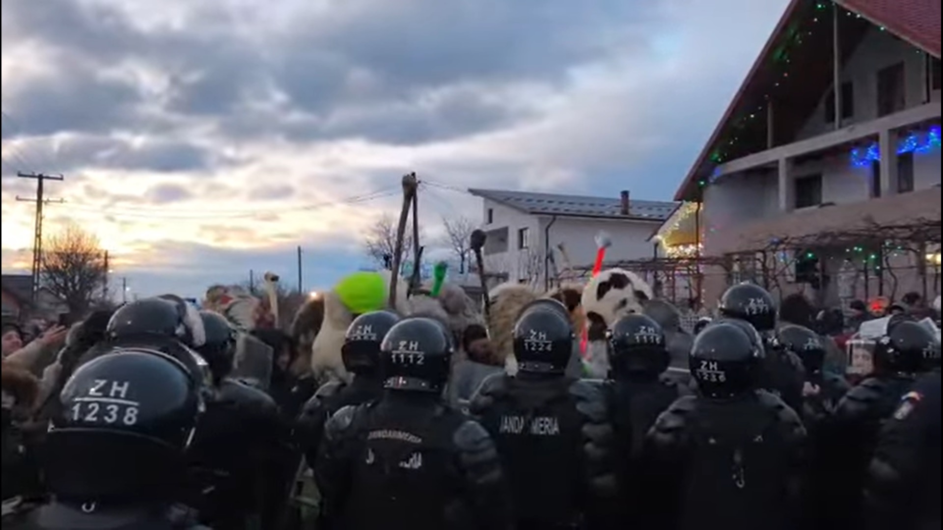 Incidente la tradiționala bătaie de la Ruginoasa! Delenii și vălenii au uitat de tradiție și s-au încăierat cu jandarmii