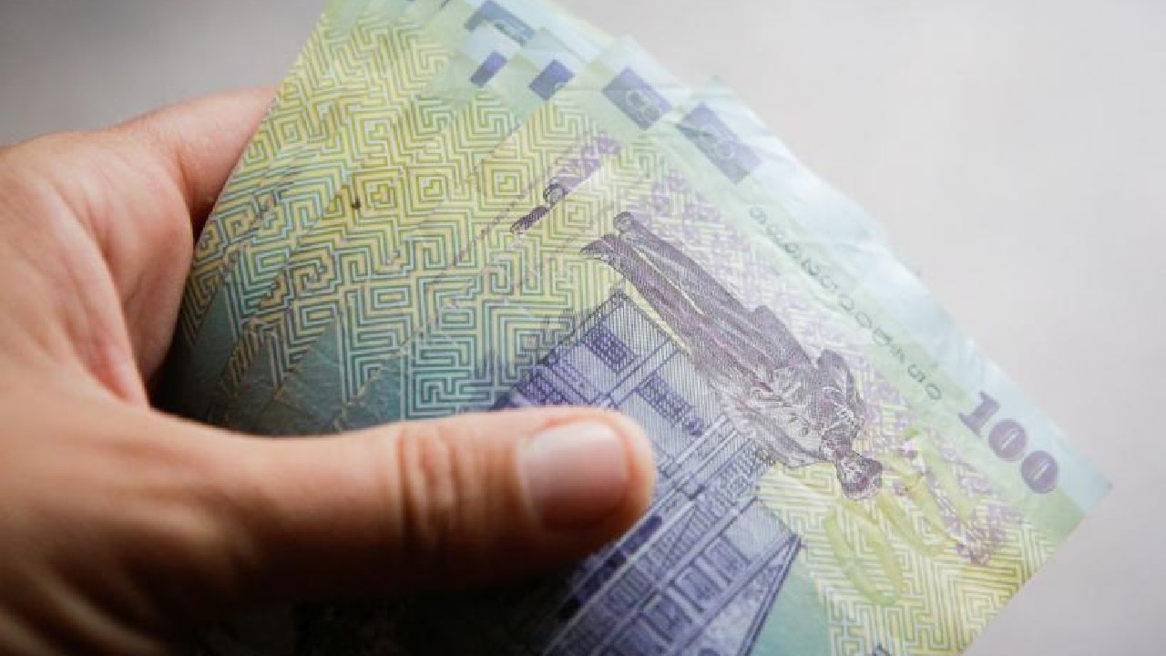 Salariul minim crește din vara lui 2026, dar statul ia mai mult decât dă. Angajații câștiă puțin, iar firmele și bugetul vor simți diferența