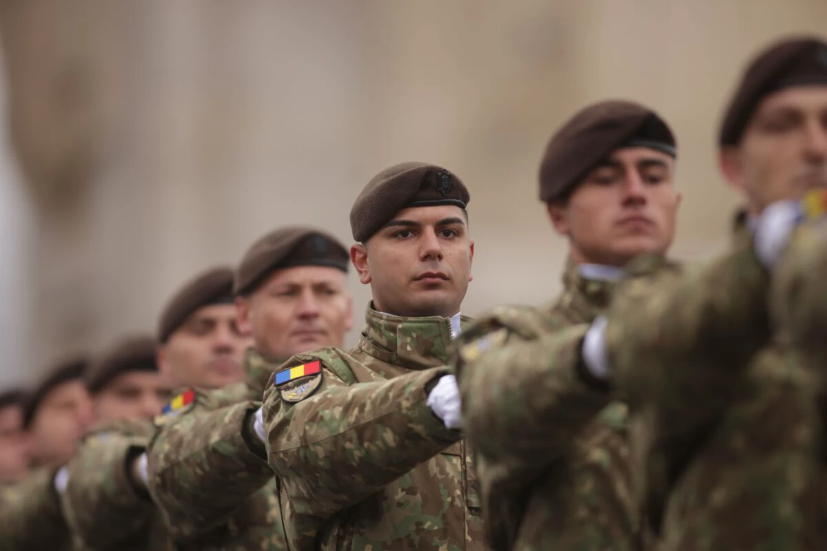 Statul plăteşte tinerilor români 6.000 de euro pentru patru luni de pregătire militară. Ce prevede proiectul de lege adoptat de Parlament