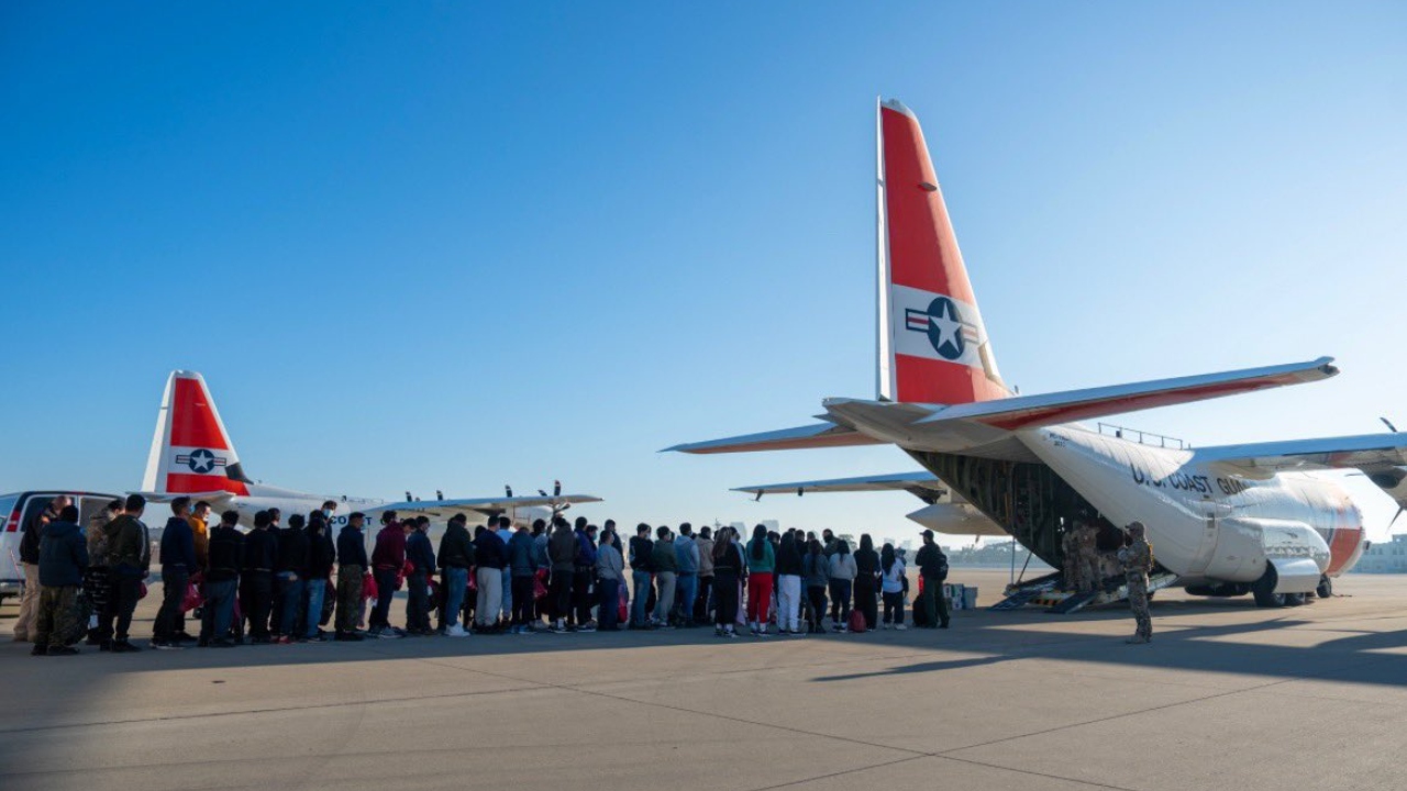 Administrația Donald Trump își creează propria flotă de avioane pentru deportarea imigranților ilegali (The Washington Post)