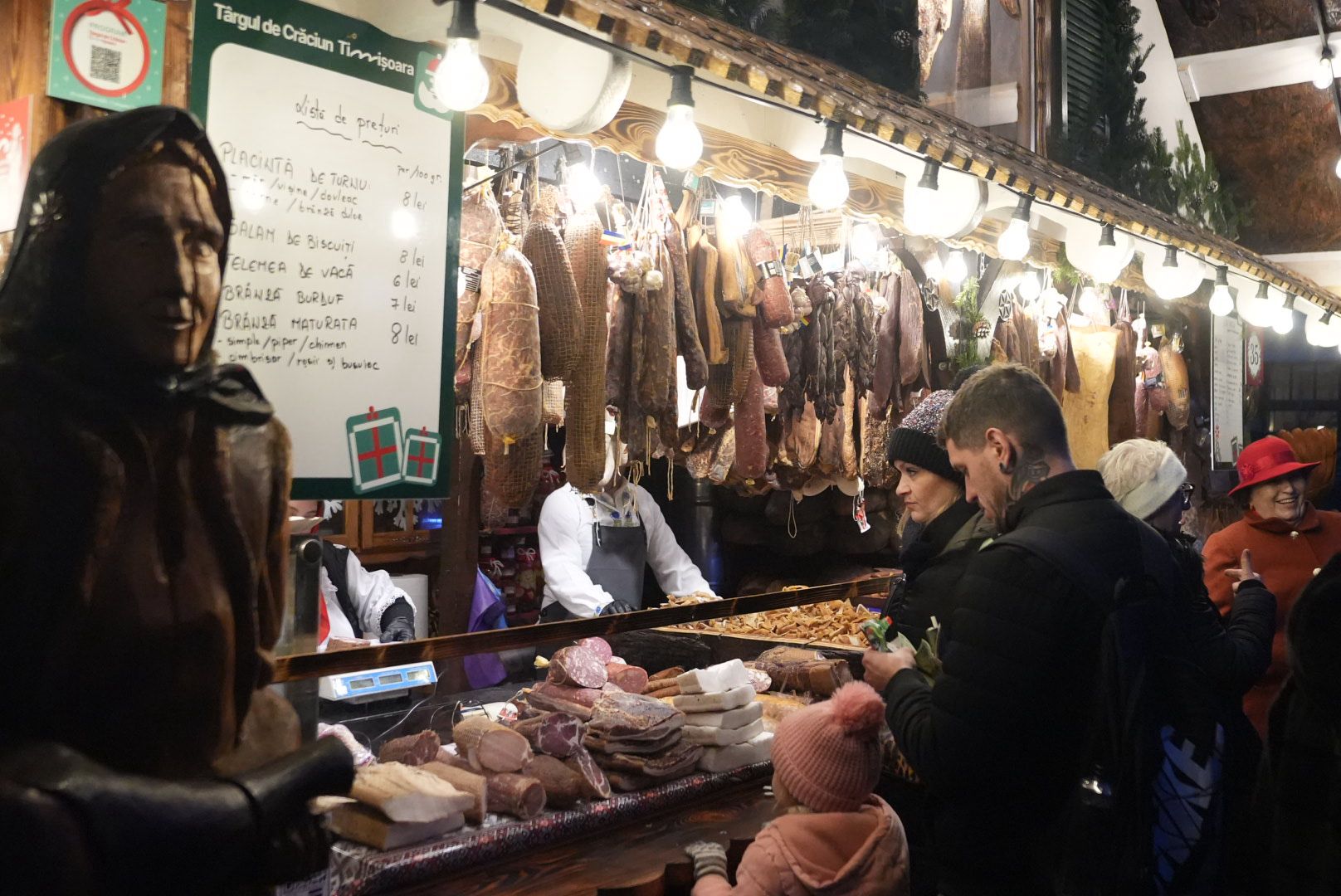 Cât costă o porție de iahnie de fasole și un ciolan cu mămăliguță la Târgul de Crăciun din Timișoara