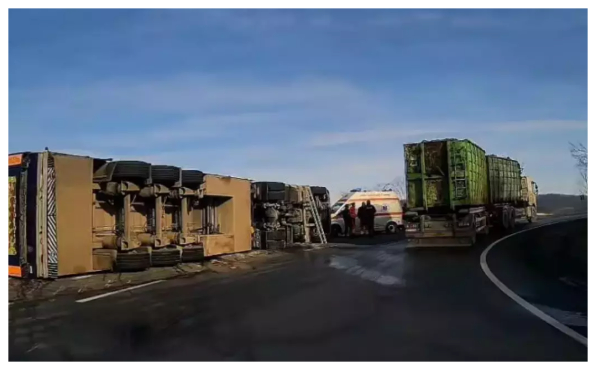 Un TIR plin cu porci vii s-a răsturnat pe un drum european din Cluj. Medicii i-au acordat șoferului primul ajutor
