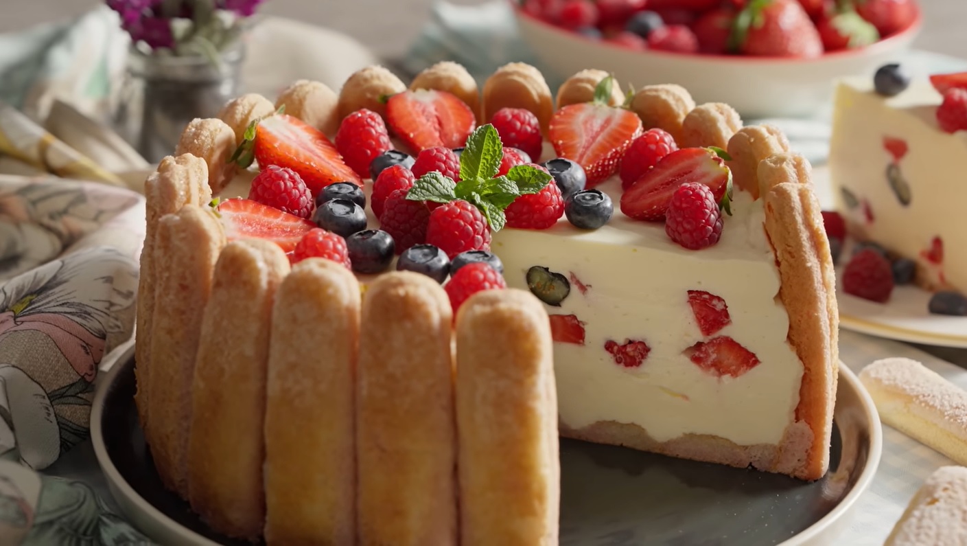 Rețetă de Revelion. Tort diplomat cu fructe de pădure