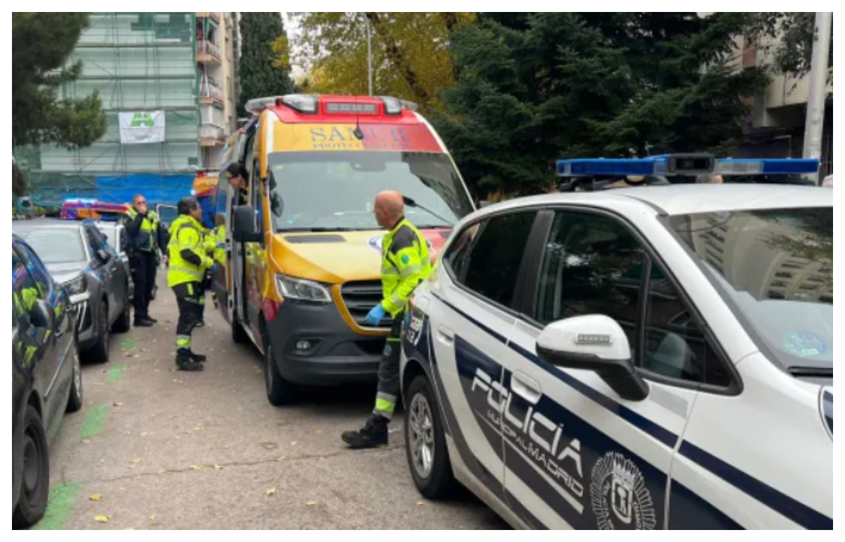 O mamă a căzut de la etajul zece cu gemenii în brațe. Tragedia a avut loc la câteva ore după ce cumpărase cadouri pentru cei mici