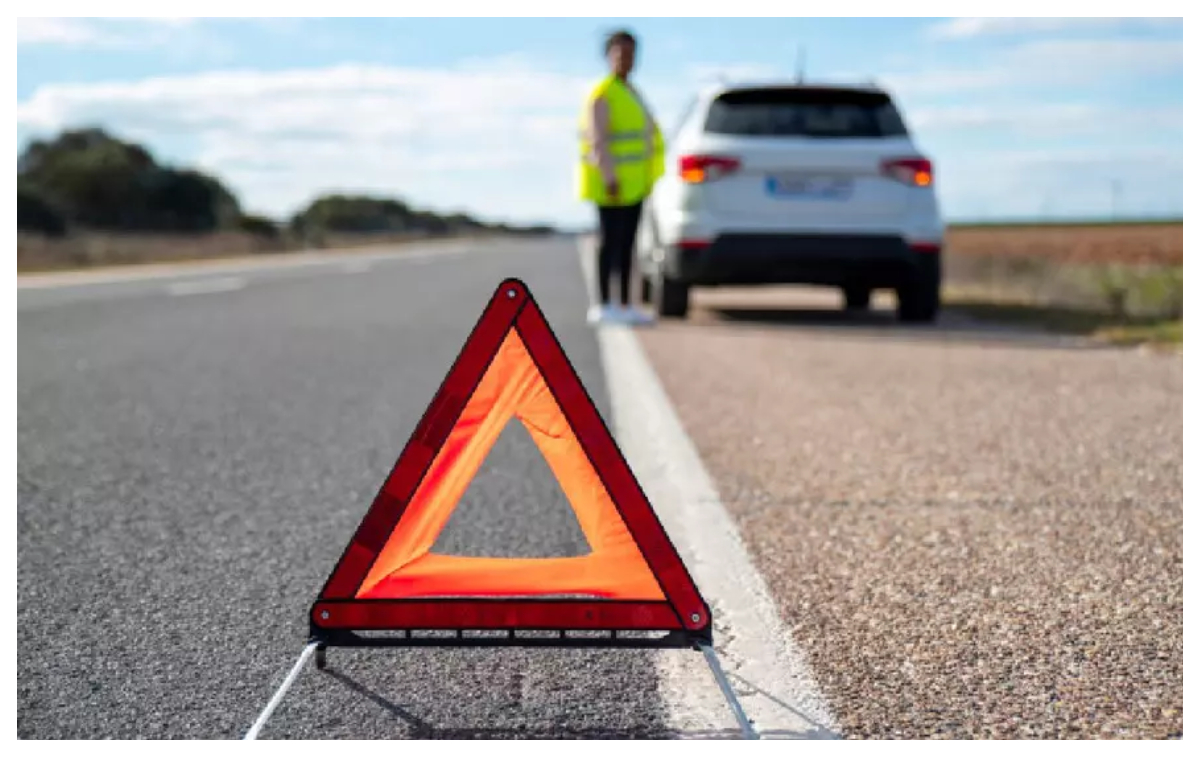 Dispare triunghiul reflectorizant. Amendă de 1.000 de lei pentru cine nu va avea noul gadget la bord