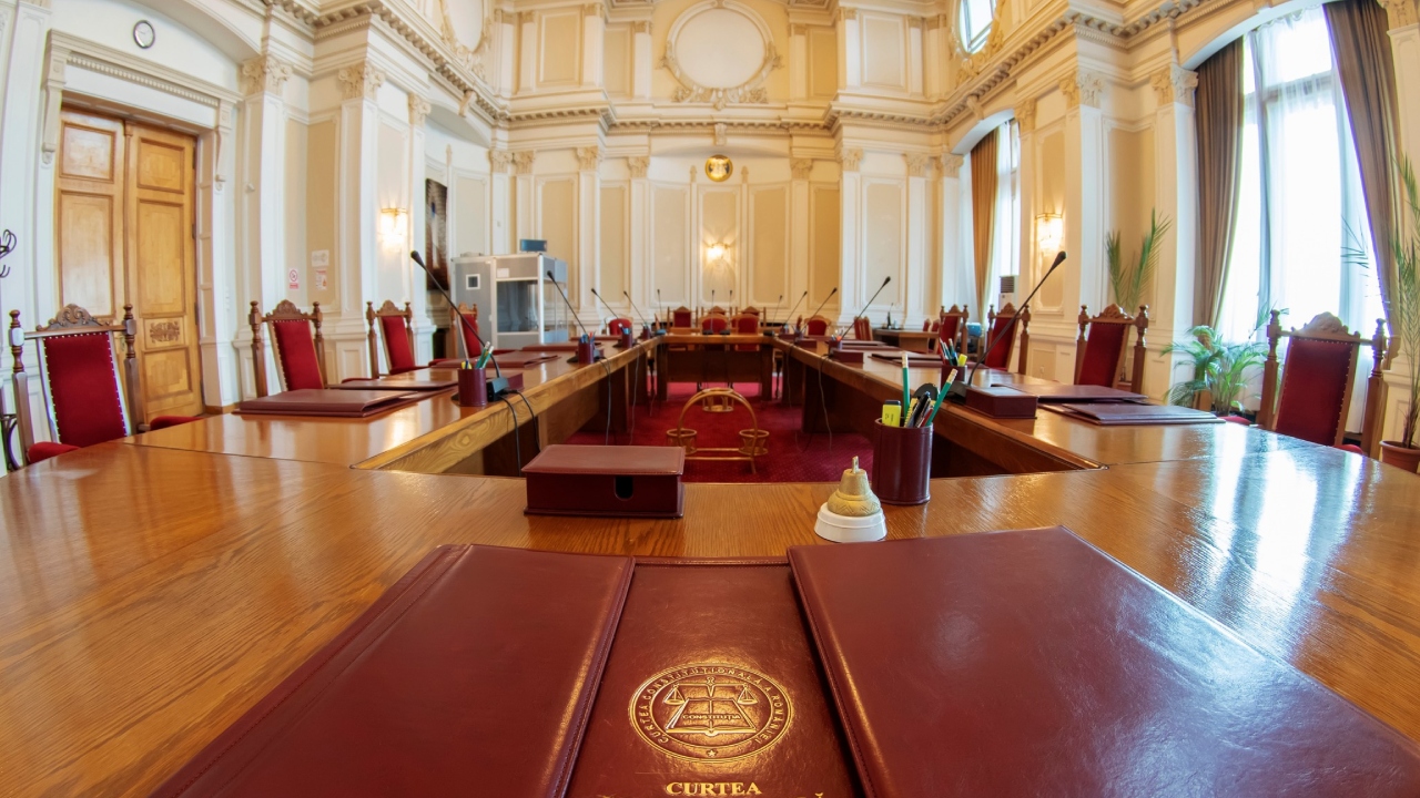 Bugetarii care încasează peste 11.000 de lei pe lună numai din sporuri de risc și suprasolicitare neuropsihică, deși lucrează la birou