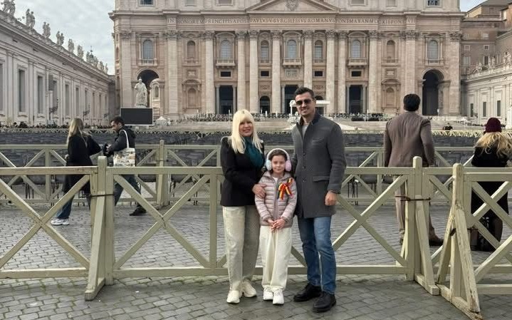 Elena Udrea le urează românilor ”La mulți ani!” de la Vatican