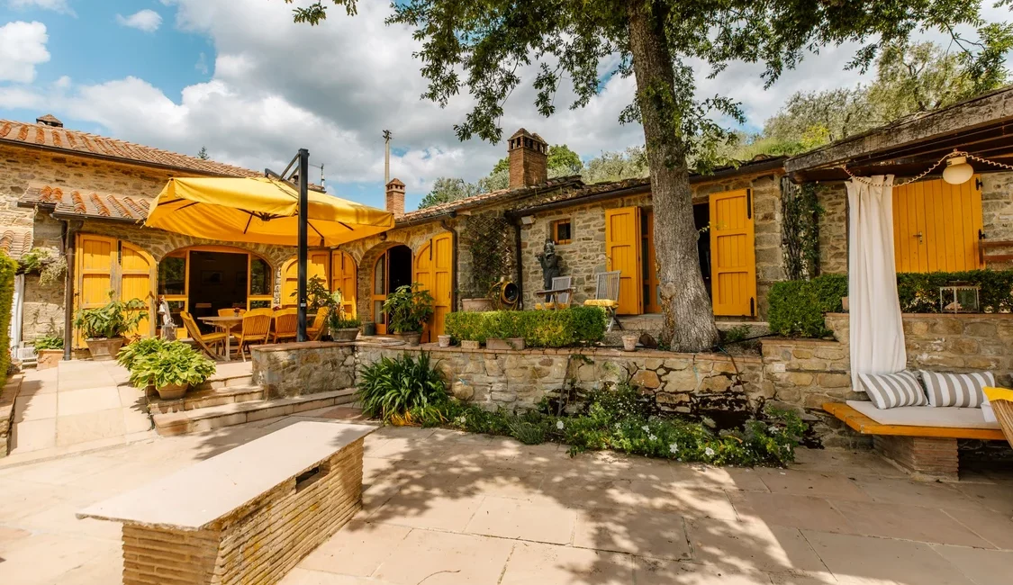 Vilă de vis în Toscana, de vânzare la preţul unei garsoniere din Cluj-Napoca. Domeniu de 4 hectare, piscină, livadă de măslini şi o vie