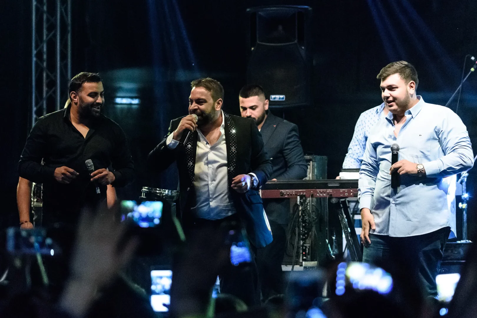 Florin Salam, lăsat fără microfon și înjurat în plin concert la Berăria H chiar de managerul locației! Reacția uluitoare a artistului: „Îl iert”