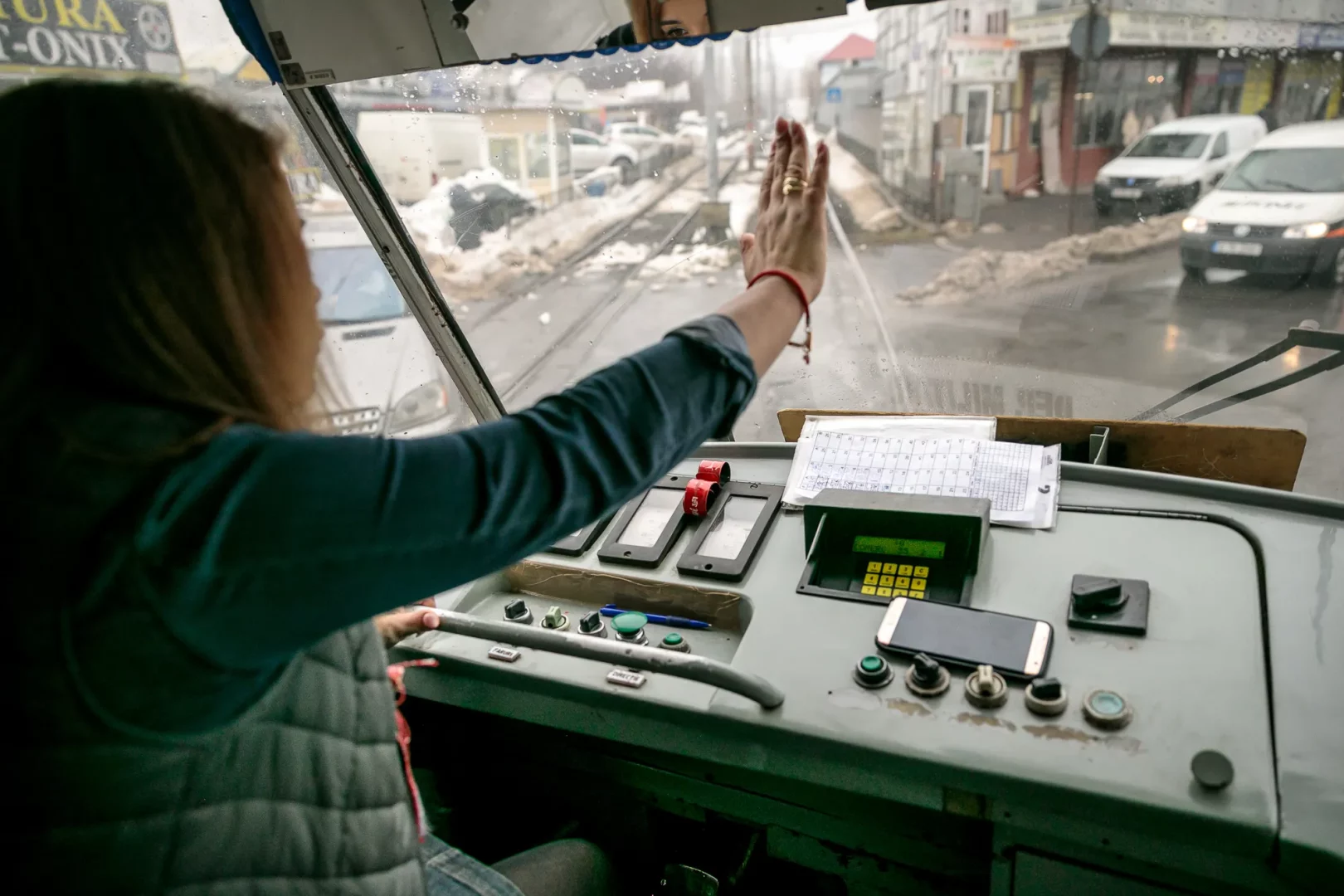 Cât câștigă un vatman în 2026: Suma uriașă care intră pe card cu tot cu sporuri și tichete pe masă