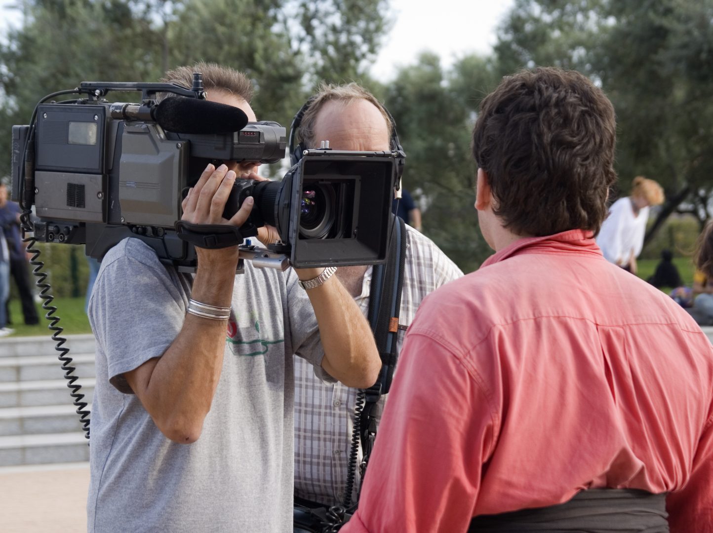 Care este „prețul” celebrității? Adevărul despre salariile oamenilor din spatele ecranului: de la cameramani la editori video