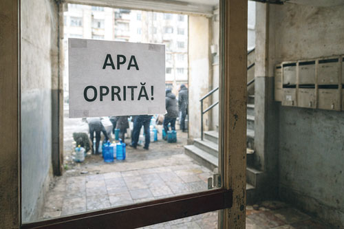 Criza apei răbufneşte în proteste la Curtea de Argeş. Simion cere demisia vinovaţilor: „Înțeleg că o să dureze 5-7 ani reparația la barajul Vidraru”