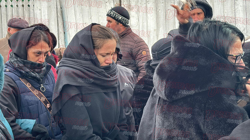 Mirabela Grădinaru, cu lacrimi în ochi la înmormântarea bunicii sale, la Vaslui. Soția președintelui Nicușor Dan a stat lângă sicriul bunicii Tița