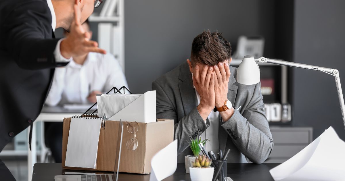 Ghidul angajatului concediat 2026: Iată ce drepturi ai dacă tocmai ai fost „disponibilizat”