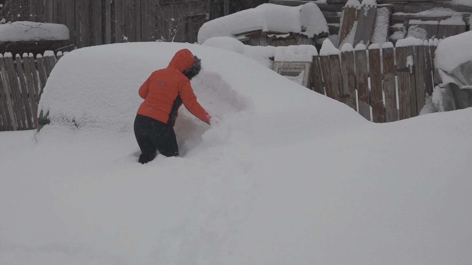 Ninge în mai multe județe din țară, plouă la Bucureşti. Traficul este deviat pe un drum național