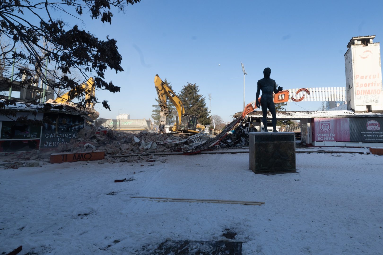 Primele imagini cu arena Dinamo doborâtă de buldozere. Se se construieşte pe ruinele stadionului FOTO şi VIDEO