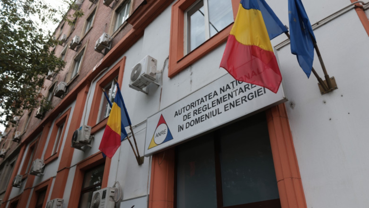 Bugetarii din ”raiul” ANRE cărora le-au fost scăzute salariile reclamă că mai pot plăti ratele la credite și taxele școlare ale copiilor!