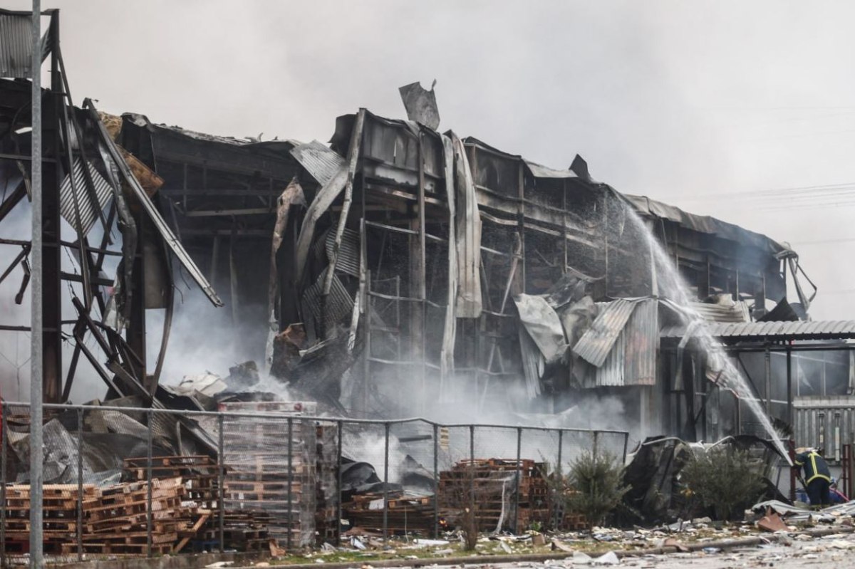 Incendiu devastator la o fabrică alimentară care produce fursecuri şi wafe. Trei cadavre au fost găsite, mai sunt persoane dispărute